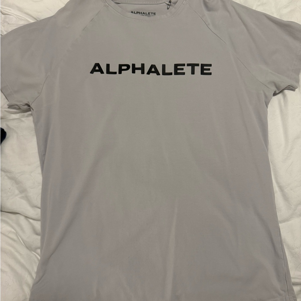 Alphalete Performance Fit Tee in Light Gray
